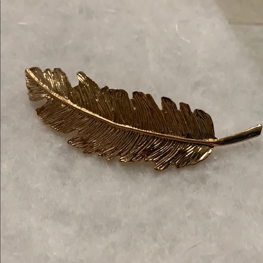 Leaf shaped gold hair clip